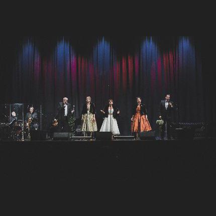 Schlageranfall - Viktor Gernot, Michael Niavarani, Ariana Schirasi Fard, Jennifer Frankl, Katharina Dorian (c) Lukas Fassl