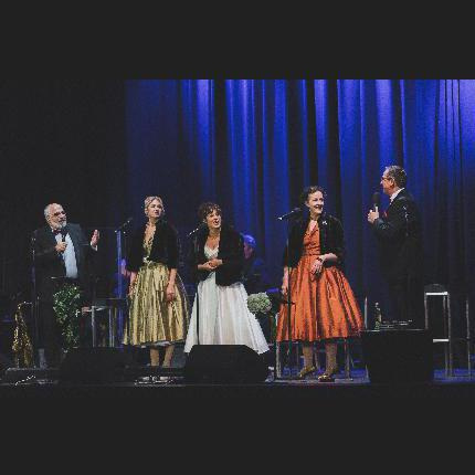 Schlageranfall - Viktor Gernot, Michael Niavarani, Ariana Schirasi Fard, Jennifer Frankl, Katharina Dorian (c) Lukas Fassl