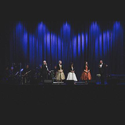 Schlageranfall - Viktor Gernot, Michael Niavarani, Ariana Schirasi Fard, Jennifer Frankl, Katharina Dorian (c) Lukas Fassl