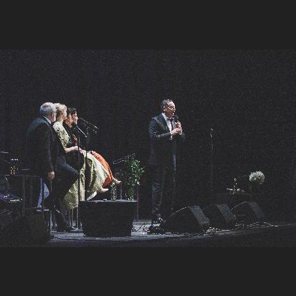 Schlageranfall - Viktor Gernot, Michael Niavarani, Ariana Schirasi Fard, Jennifer Frankl, Katharina Dorian (c) Lukas Fassl