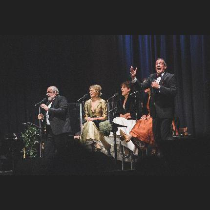 Schlageranfall - Viktor Gernot, Michael Niavarani, Ariana Schirasi Fard, Jennifer Frankl, Katharina Dorian (c) Lukas Fassl